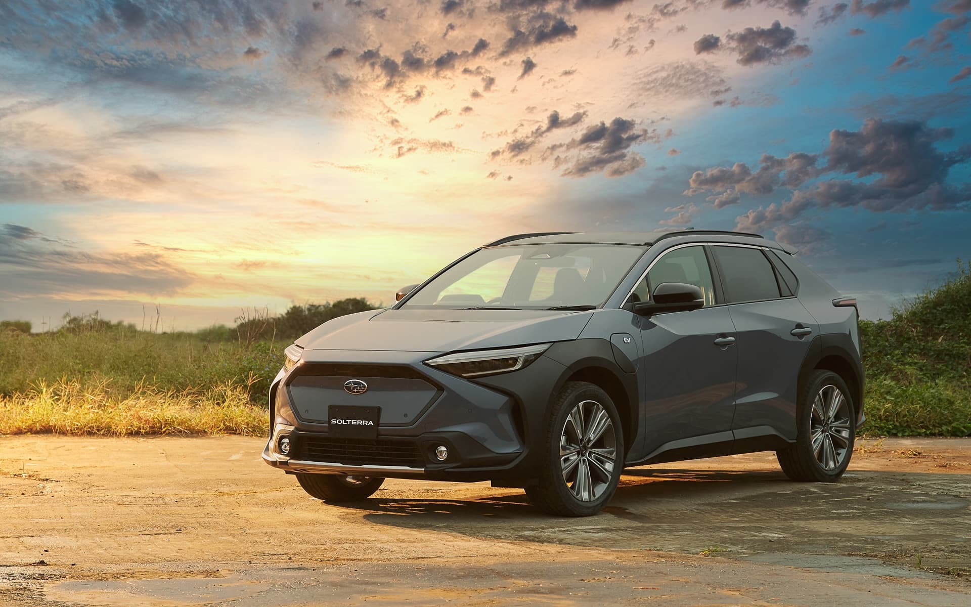 Frente del Subaru Solterra captado al atardecer, resaltando faros y parrilla.