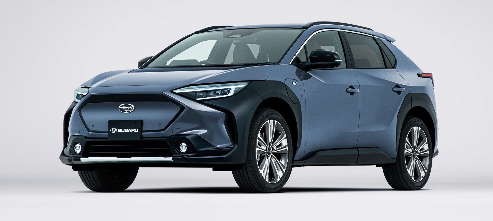 Subaru Solterra visto de frente, destacando su robusta parrilla.