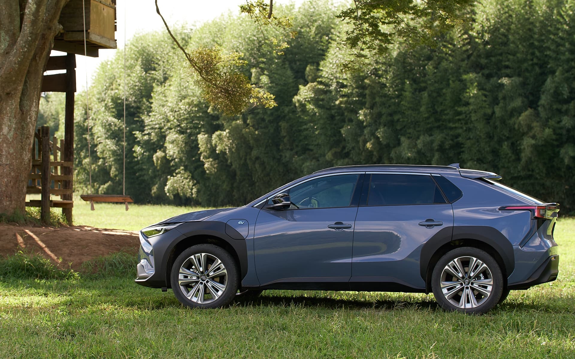 Perfil de Subaru Solterra enfocado en diseño lateral y llantas.