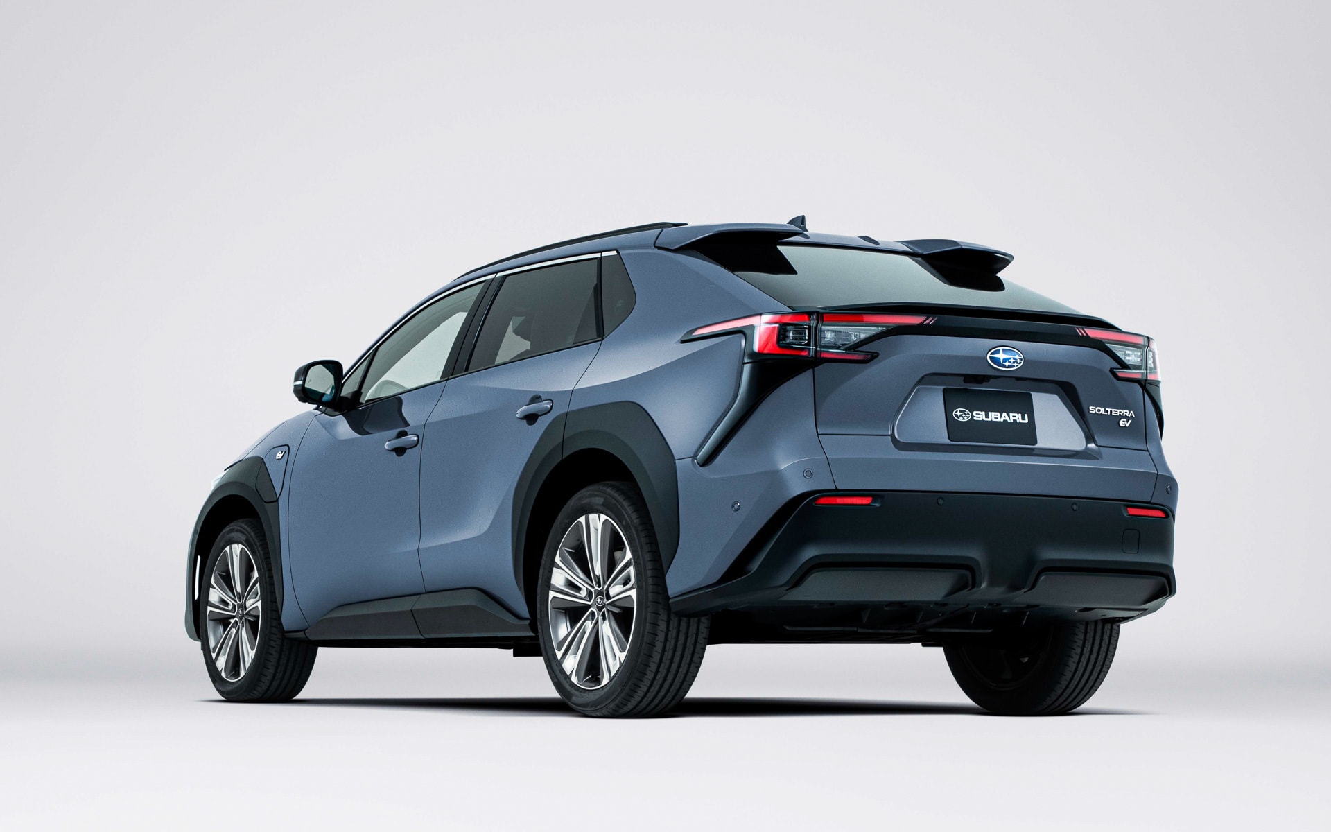 Imagen de la parte trasera del Subaru Solterra, mostrando sus luces y diseño.