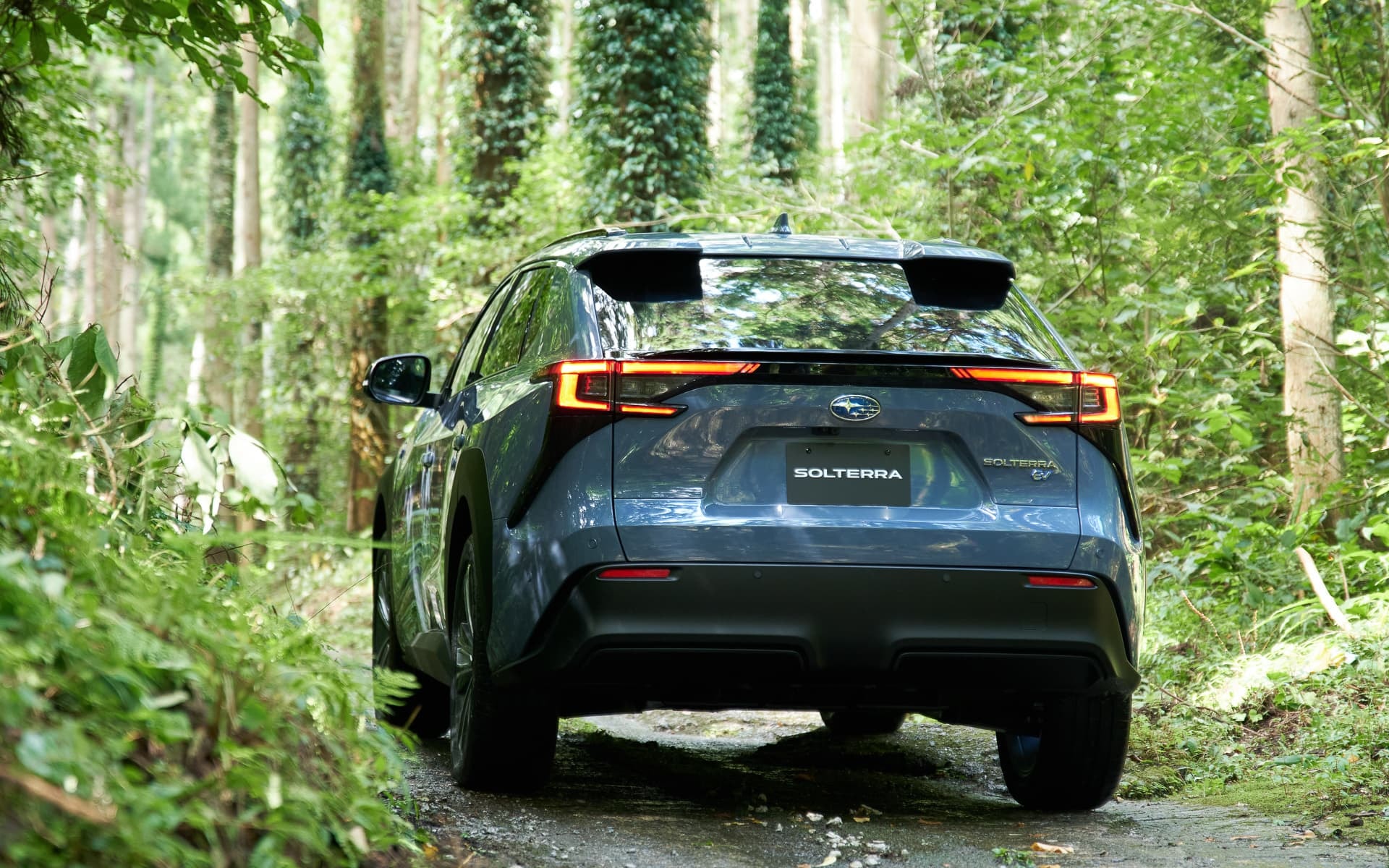 Subaru Solterra mostrando su trasera robusta en entorno natural.