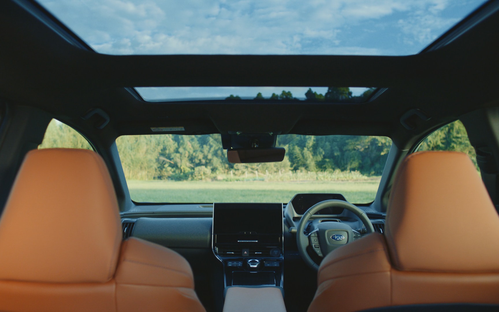 Perspectiva interior del techo solar del Subaru Solterra, amplio y estilizado.