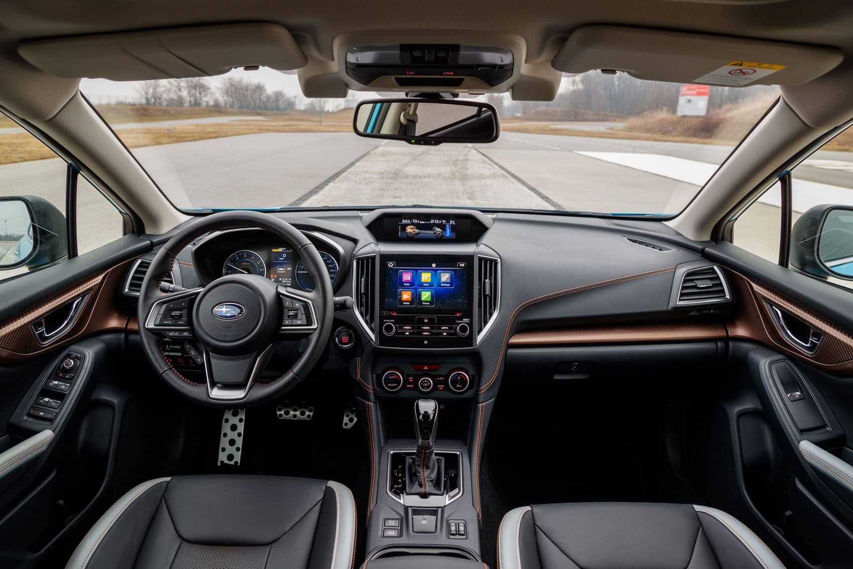 Habitáculo del Subaru XV híbrido, destacando su tecnología y acabado.