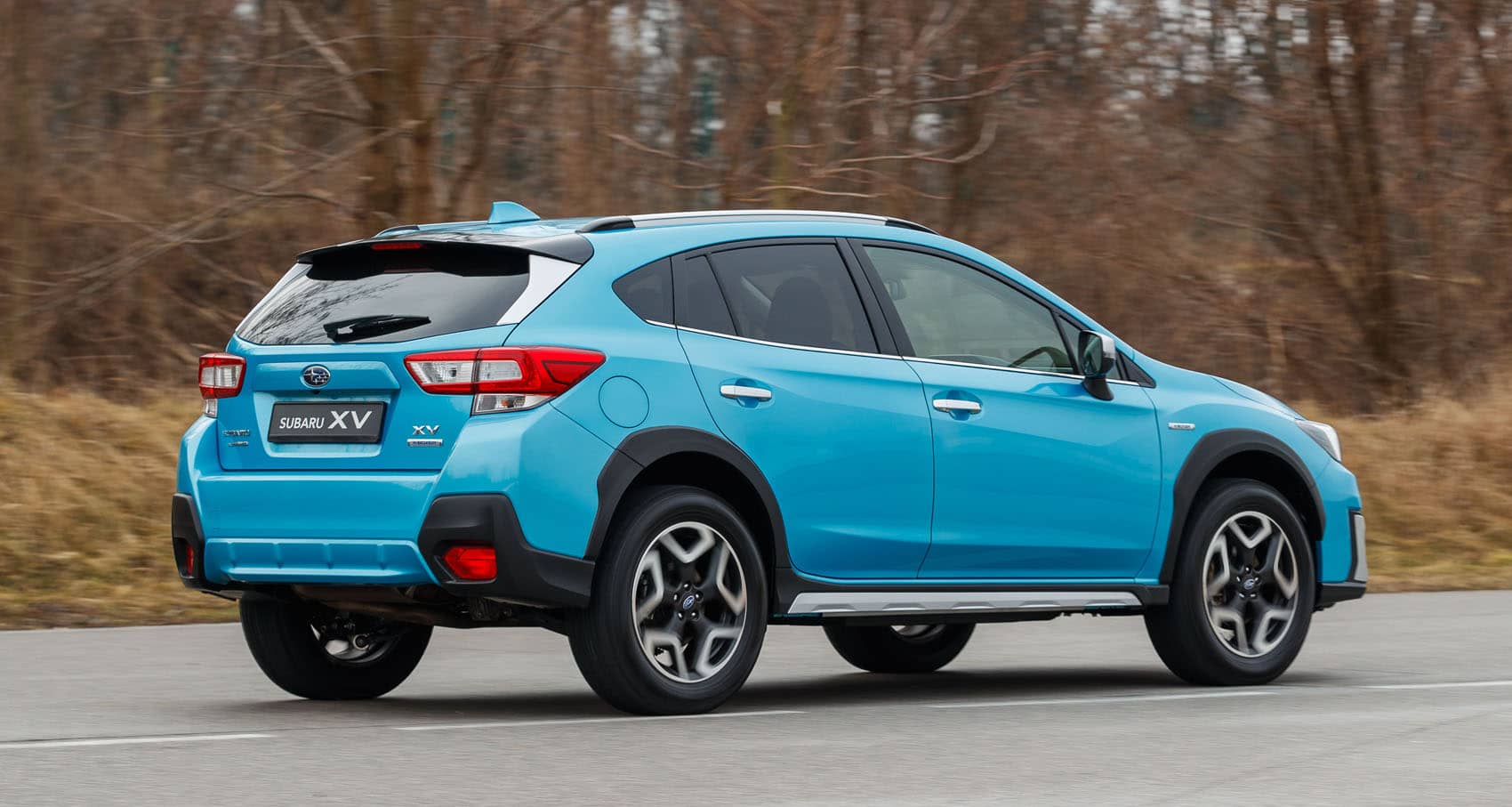 Perspectiva trasera y lateral del Subaru XV híbrido.