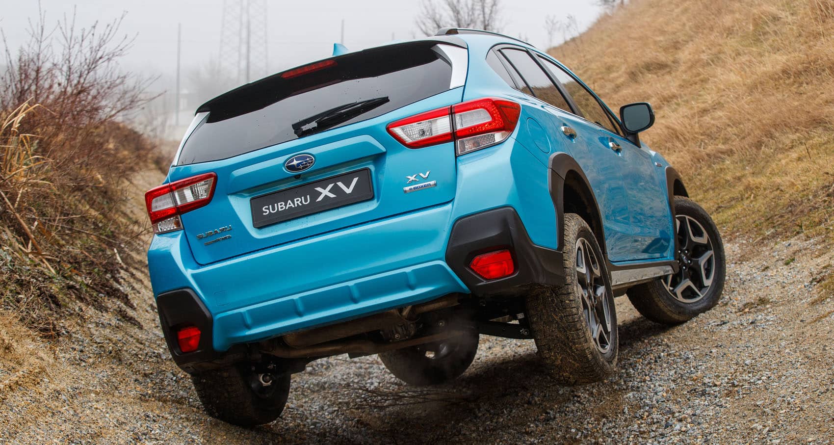 Vista trasera del Subaru XV híbrido evidenciando su diseño y escapes.