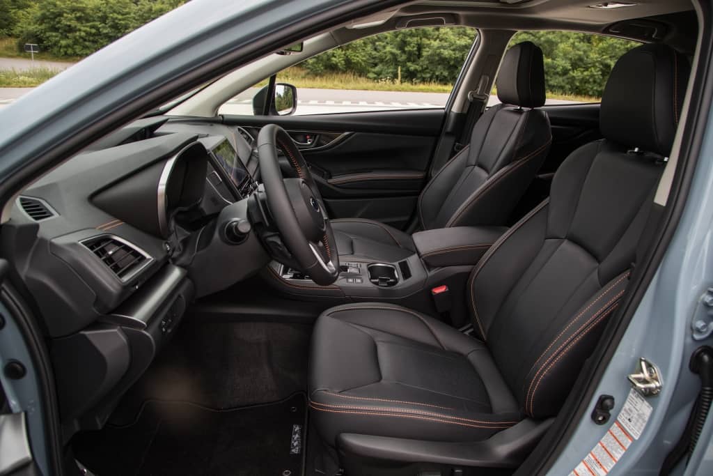 Interior del Subaru XV con asientos de cuero, enfocando en confort y diseño.