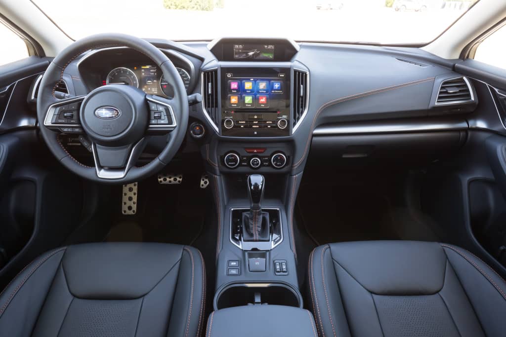 Interior del Subaru XV con enfoque en el volante y asientos.