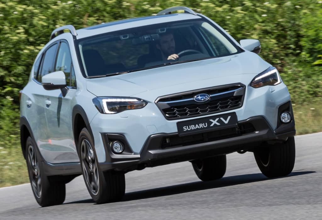 Imagen del Subaru XV en acción, capturando el diseño frontal durante un giro.