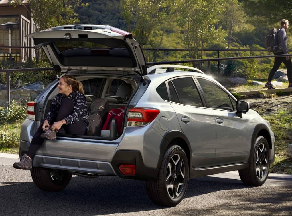 Subaru XV demostrando facilidad de carga en su maletero espacioso.