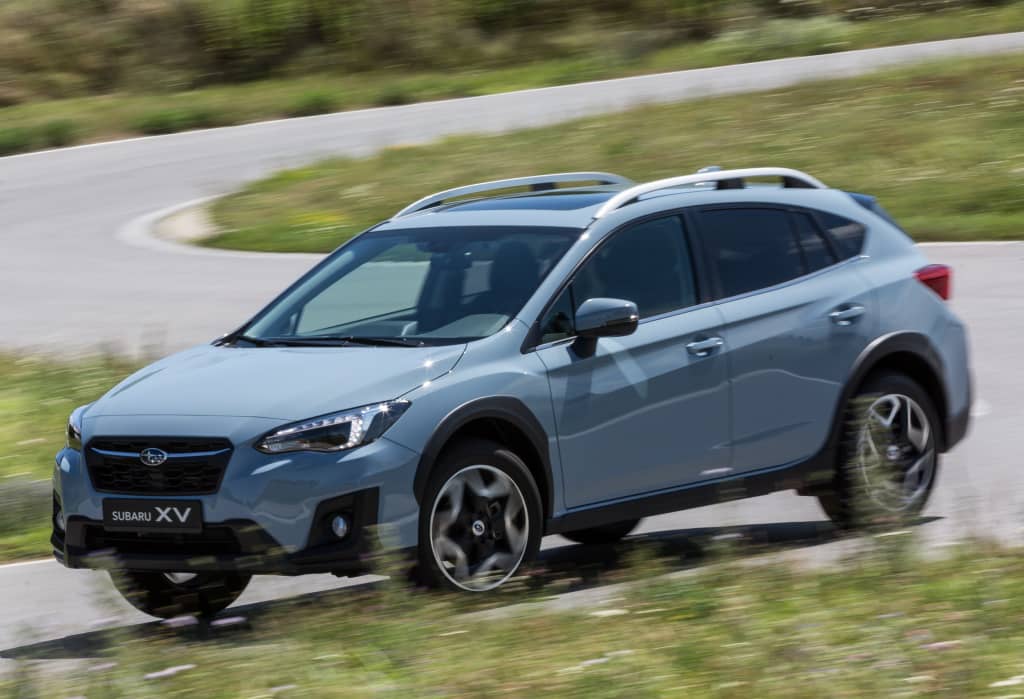 Momento dinámico del Subaru XV, mostrando su frontal en un ambiente de carretera.
