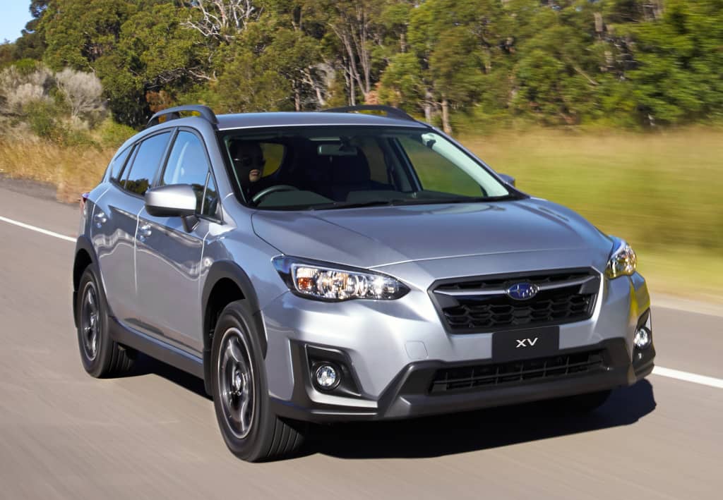 Subaru XV en movimiento, dinámico y funcional diseño frontal.