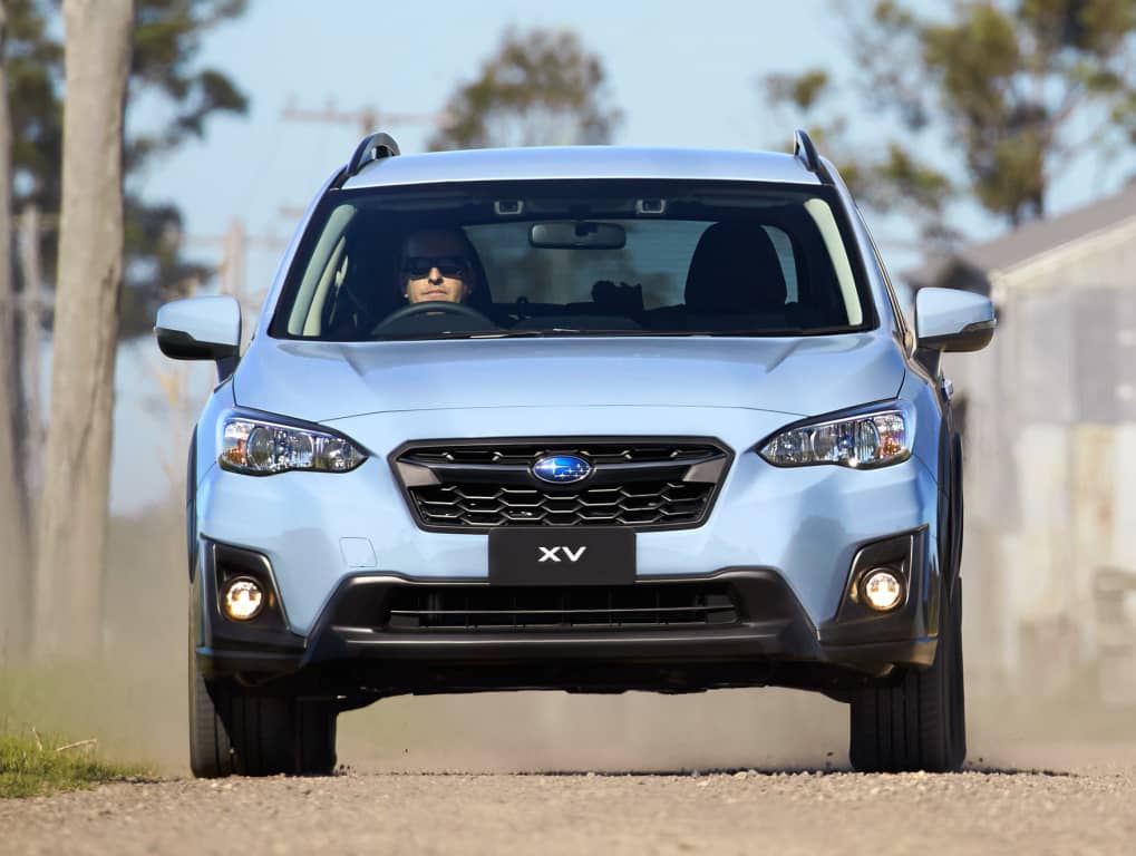 Imponente vista frontal del Subaru XV en azul, destacando su parrilla y faros.