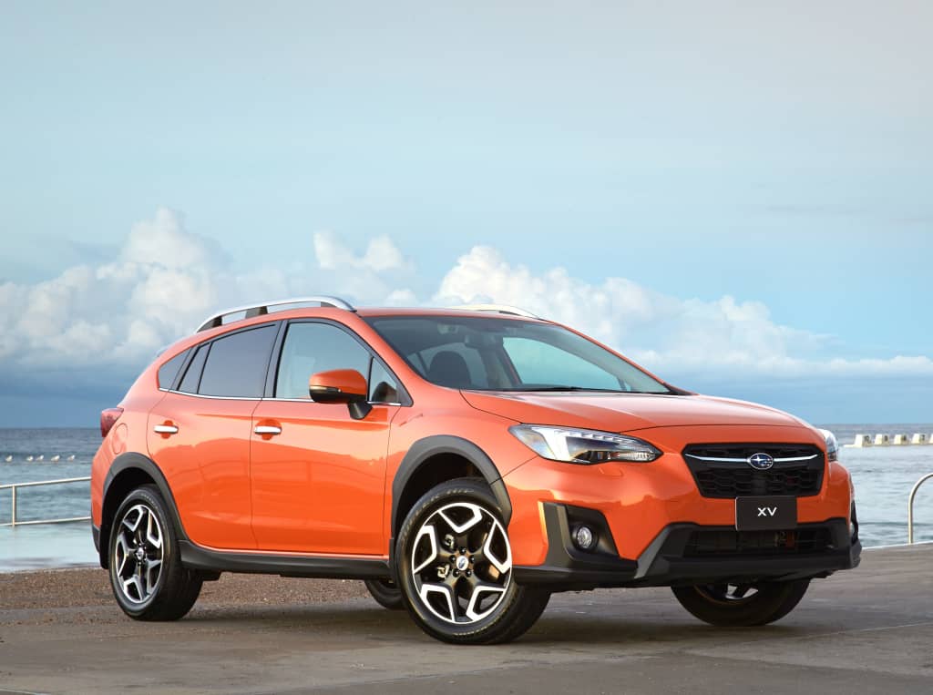 El Subaru XV naranja frente al mar, una perspectiva que muestra su faceta urbana.