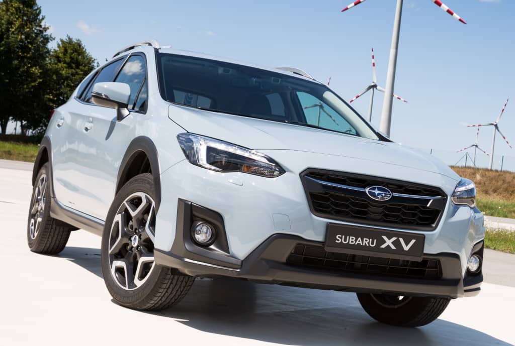 Vista frontal del Subaru XV en tonalidad plata, estilo y diseño robusto.