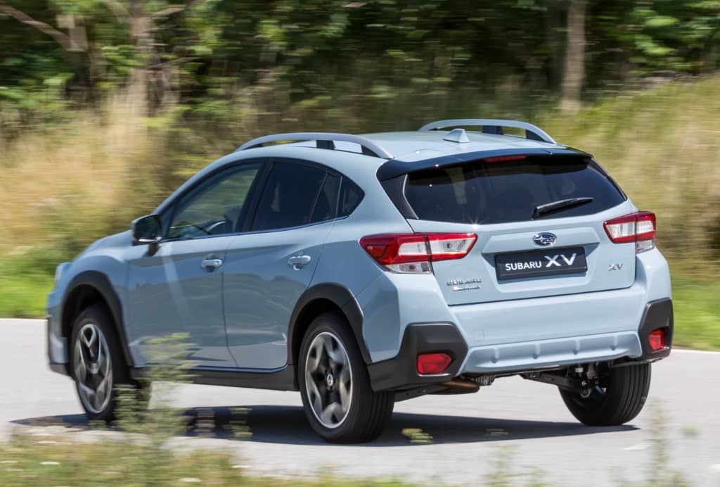 Vista dinámica trasera lateral del Subaru XV en movimiento sobre carretera.