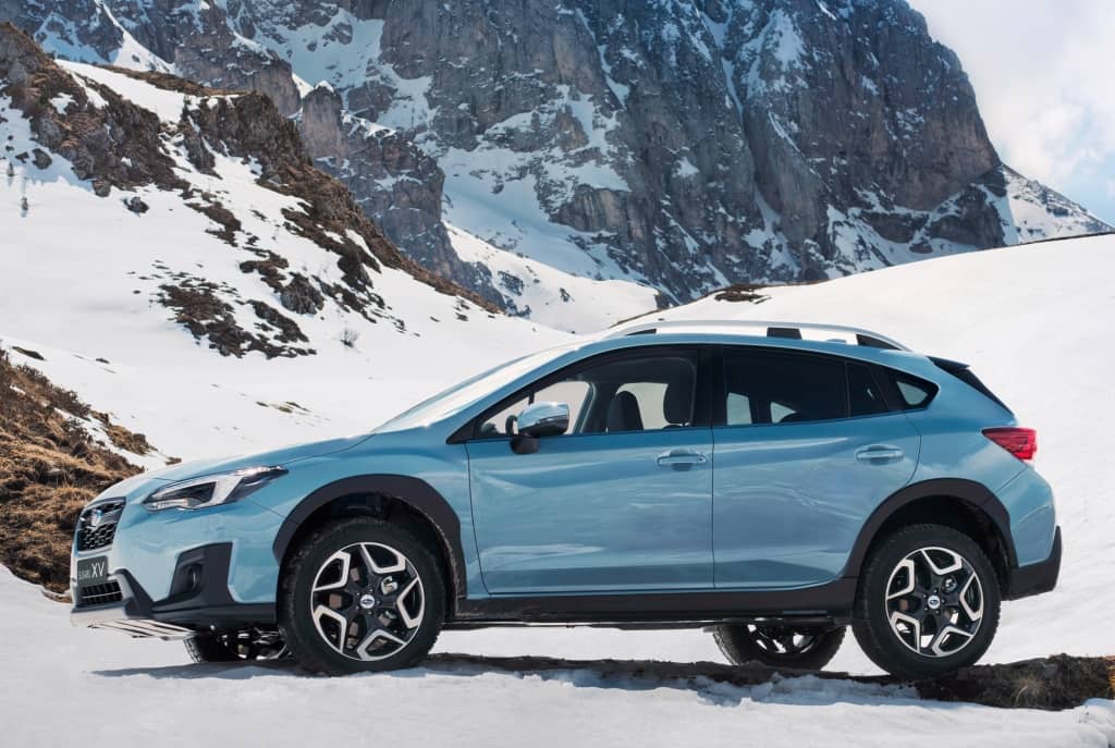 Perfil lateral del Subaru XV en paisaje nevado, destacando su carácter todoterreno.