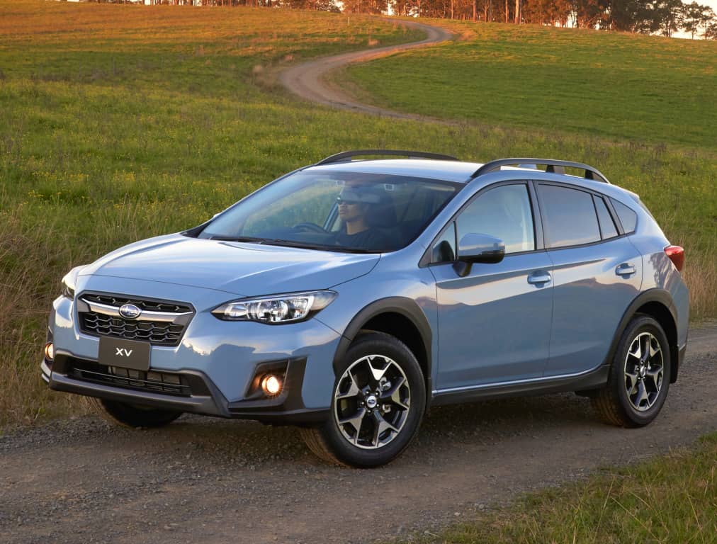 Vista lateral del Subaru XV en entorno rural, destacando su aspecto aventurero.