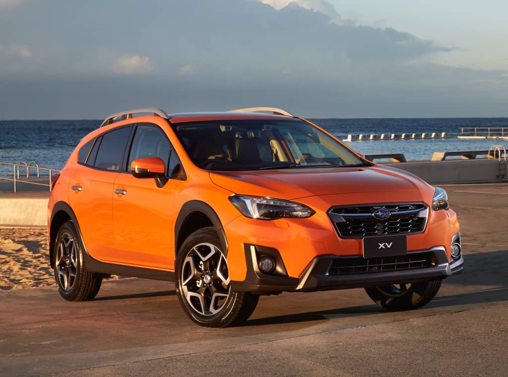 Imponente imagen lateral y frontal del Subaru XV al atardecer, destacando su silueta.