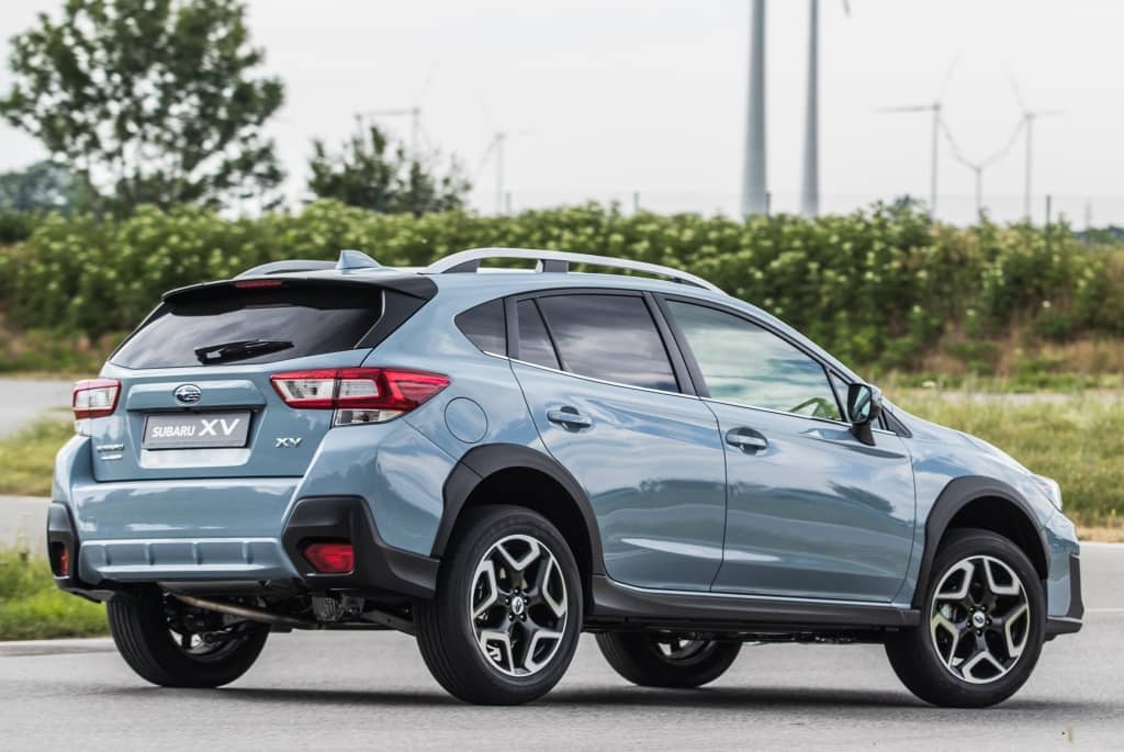 Vista lateral y trasera del Subaru XV estacionado.