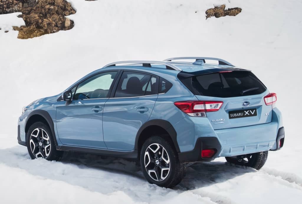Subaru XV en color azul, mostrando su capacidad para afrontar condiciones de nieve.