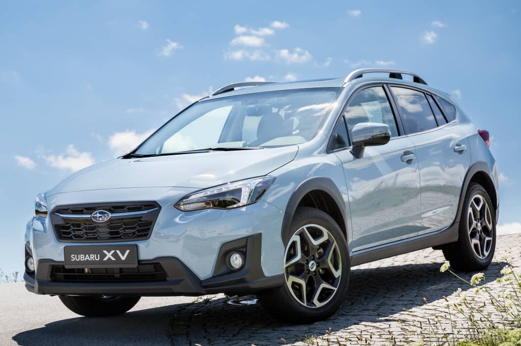 Subaru XV estacionado en pavimento, con un enfoque claro en su parte delantera y lateral.