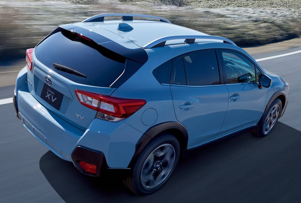 Vista aérea y trasera de Subaru XV en marcha en carretera.