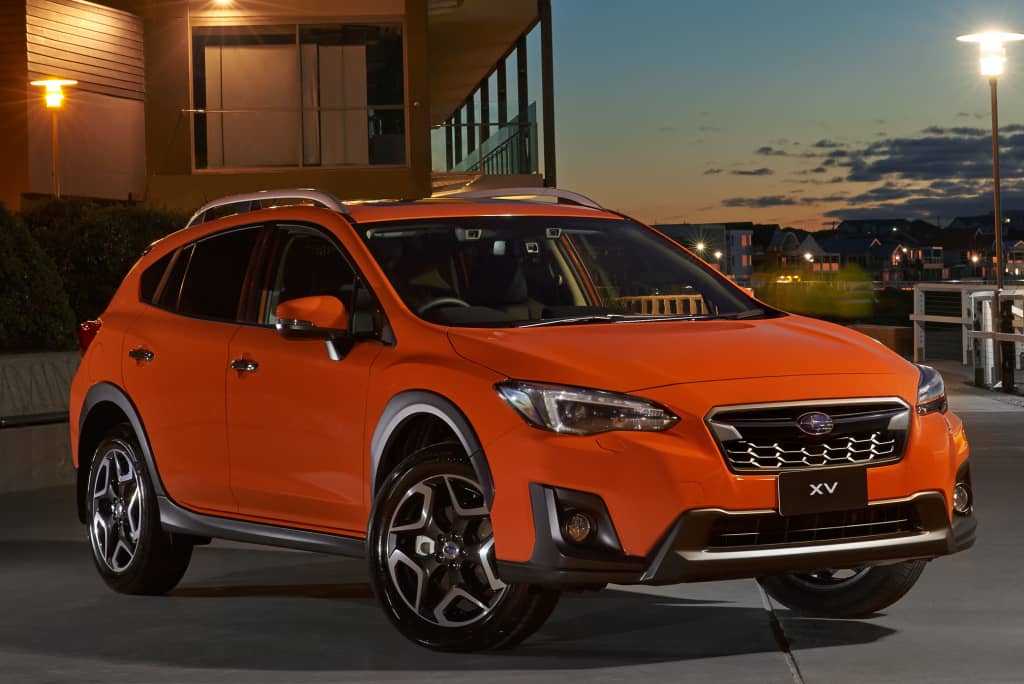 Vista lateral y frontal del Subaru XV en color naranja.