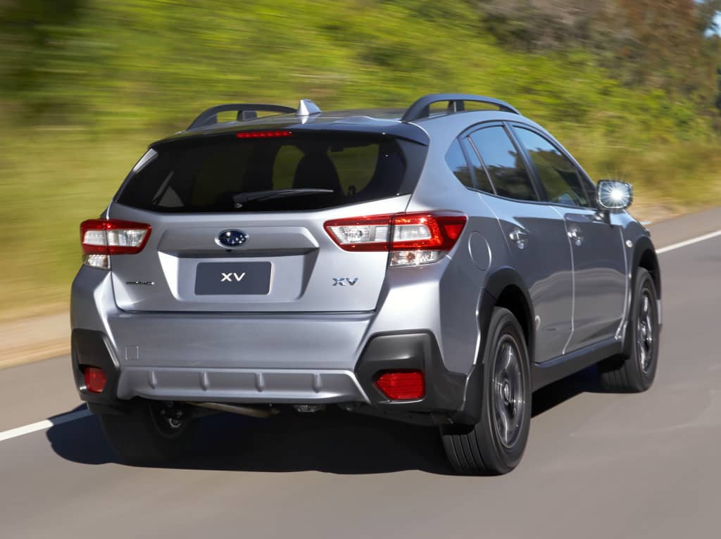 Vista trasera del Subaru XV en un entorno de camino.