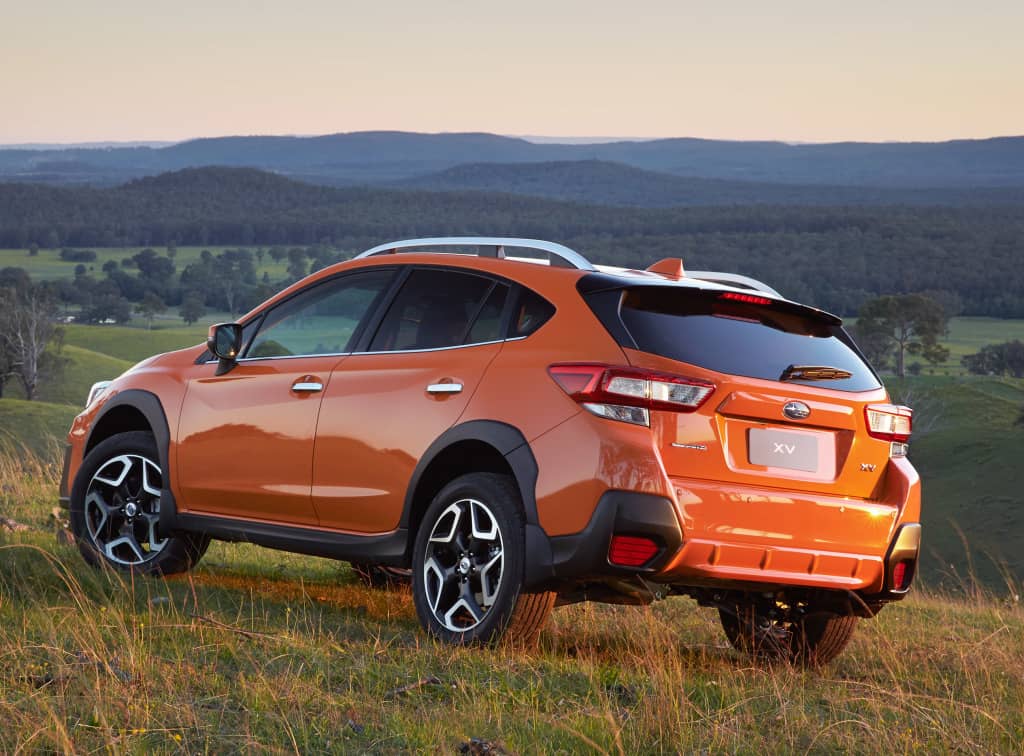 Subaru XV con iluminación al atardecer, mostrando su lado trasero y lateral.