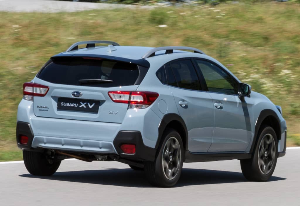 Vista trasera y lateral del Subaru XV en movimiento.