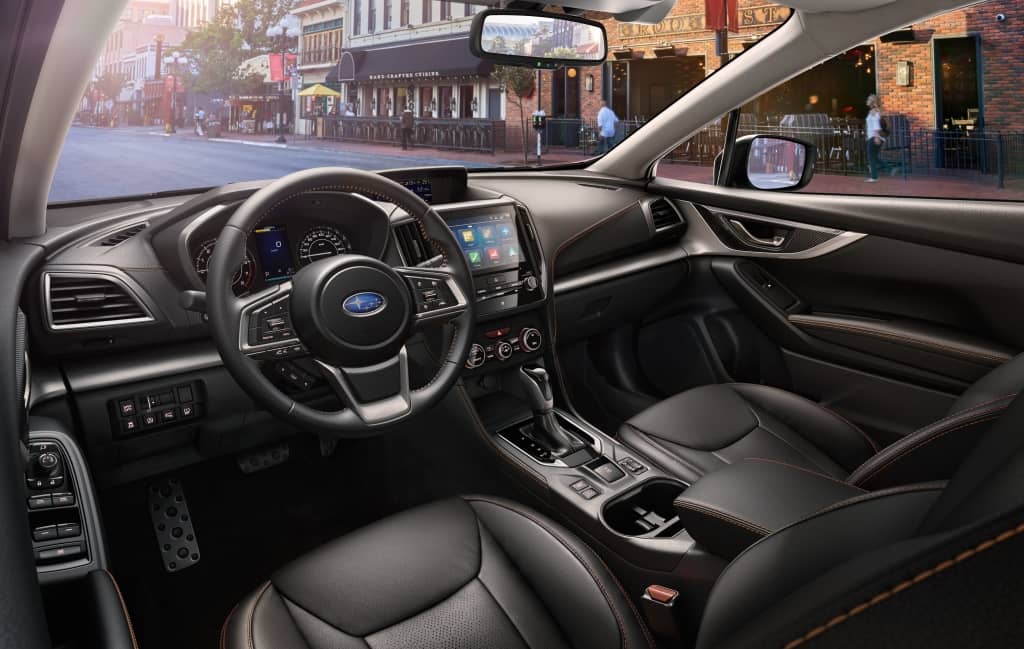 Vista del volante y centro de control del Subaru XV, con acabados refinados.