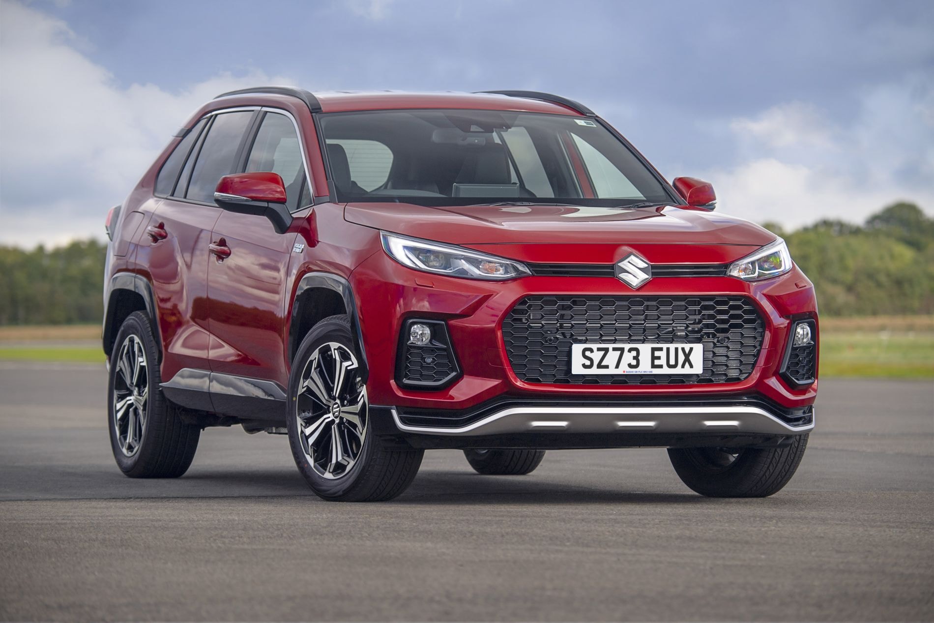 Perfil lateral del Suzuki Across Híbrido, mostrando líneas dinámicas y modernas.