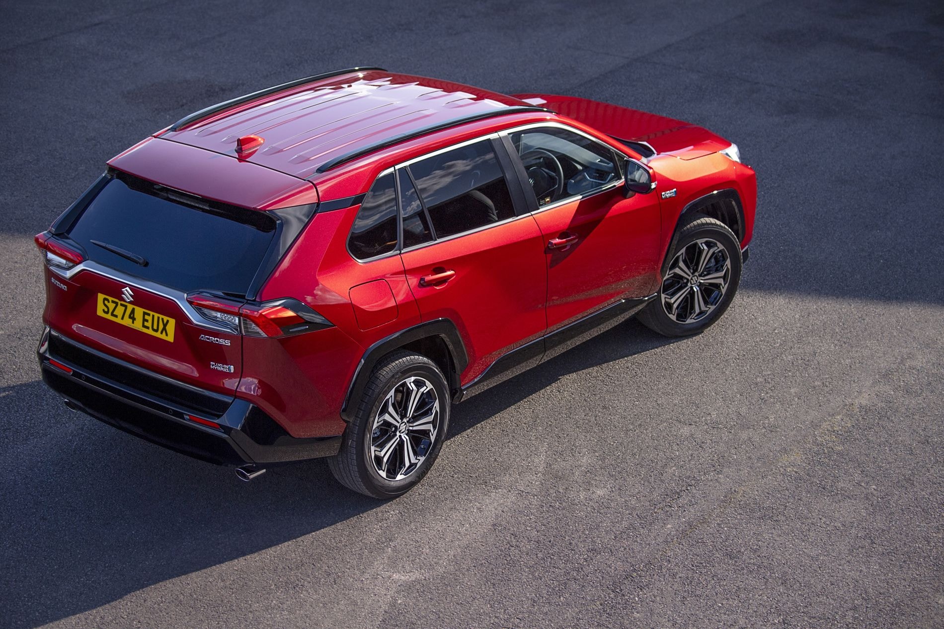 Frontal del Suzuki Across Híbrido, con detalles que reflejan su carácter audaz.