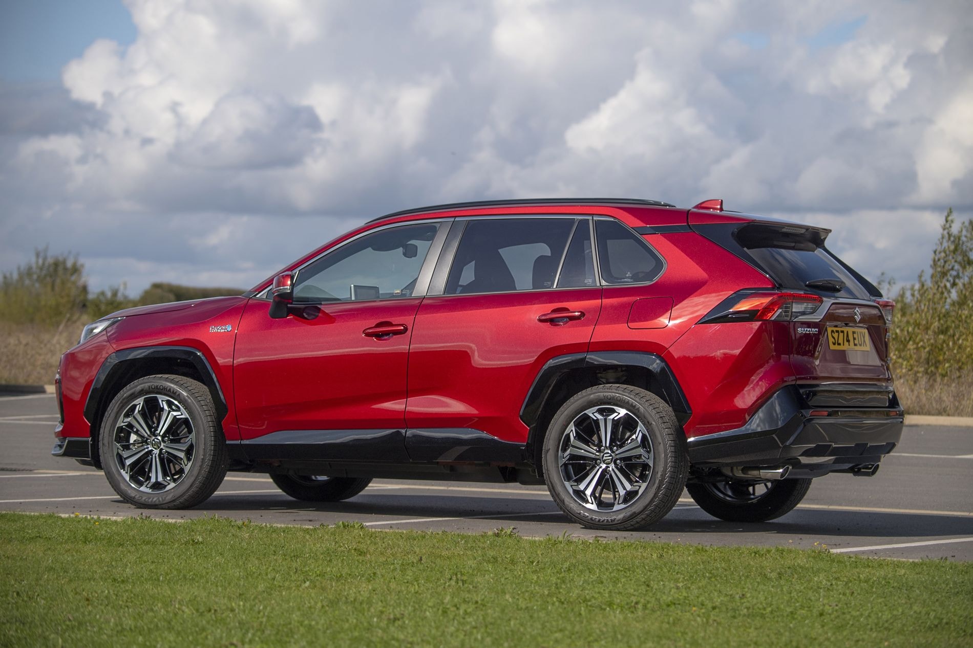 Vista trasera detallada del Suzuki Across Híbrido, resaltando su carácter deportivo.