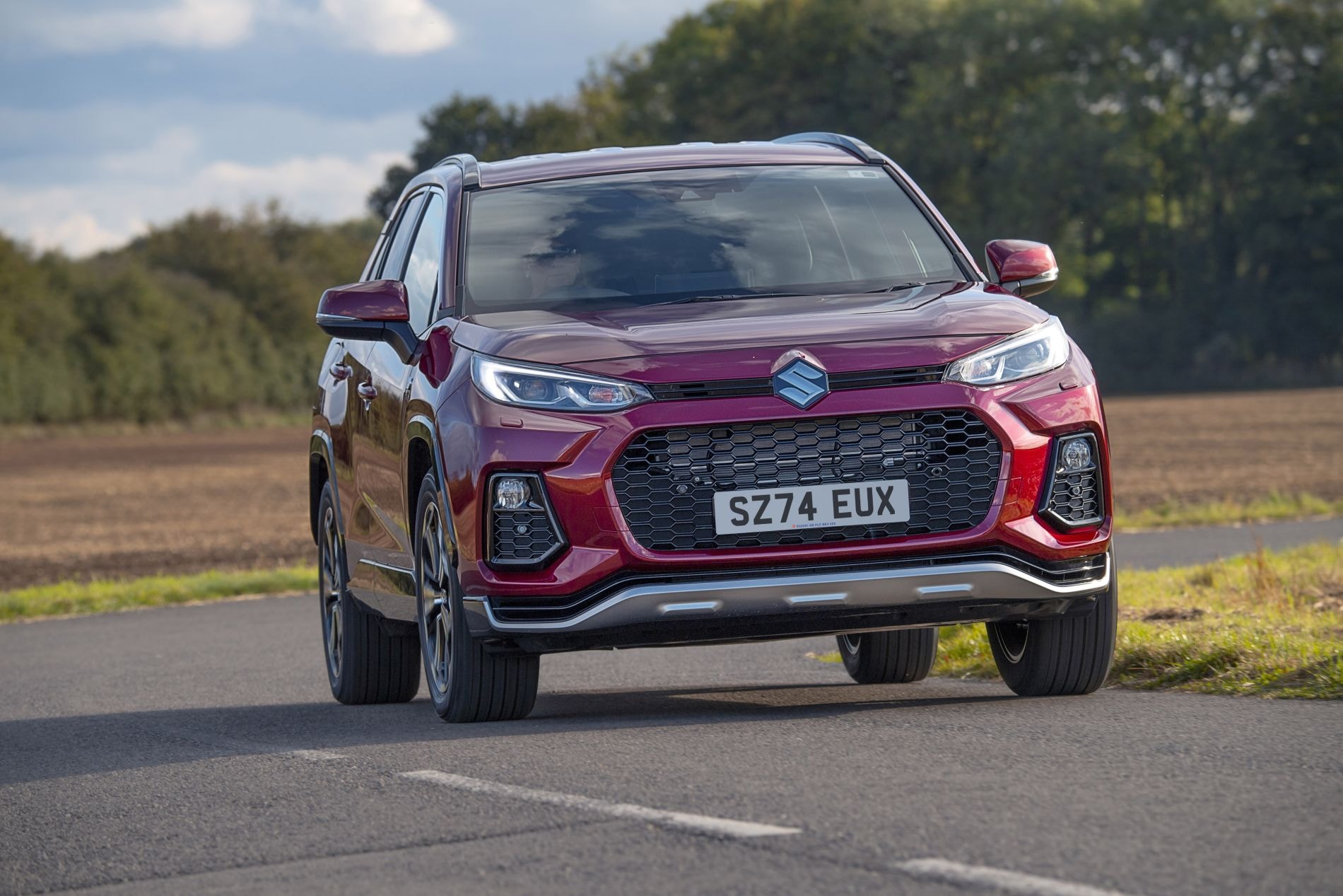 Vista lateral del Suzuki Across Híbrido, mostrando su diseño robusto y aerodinámico.