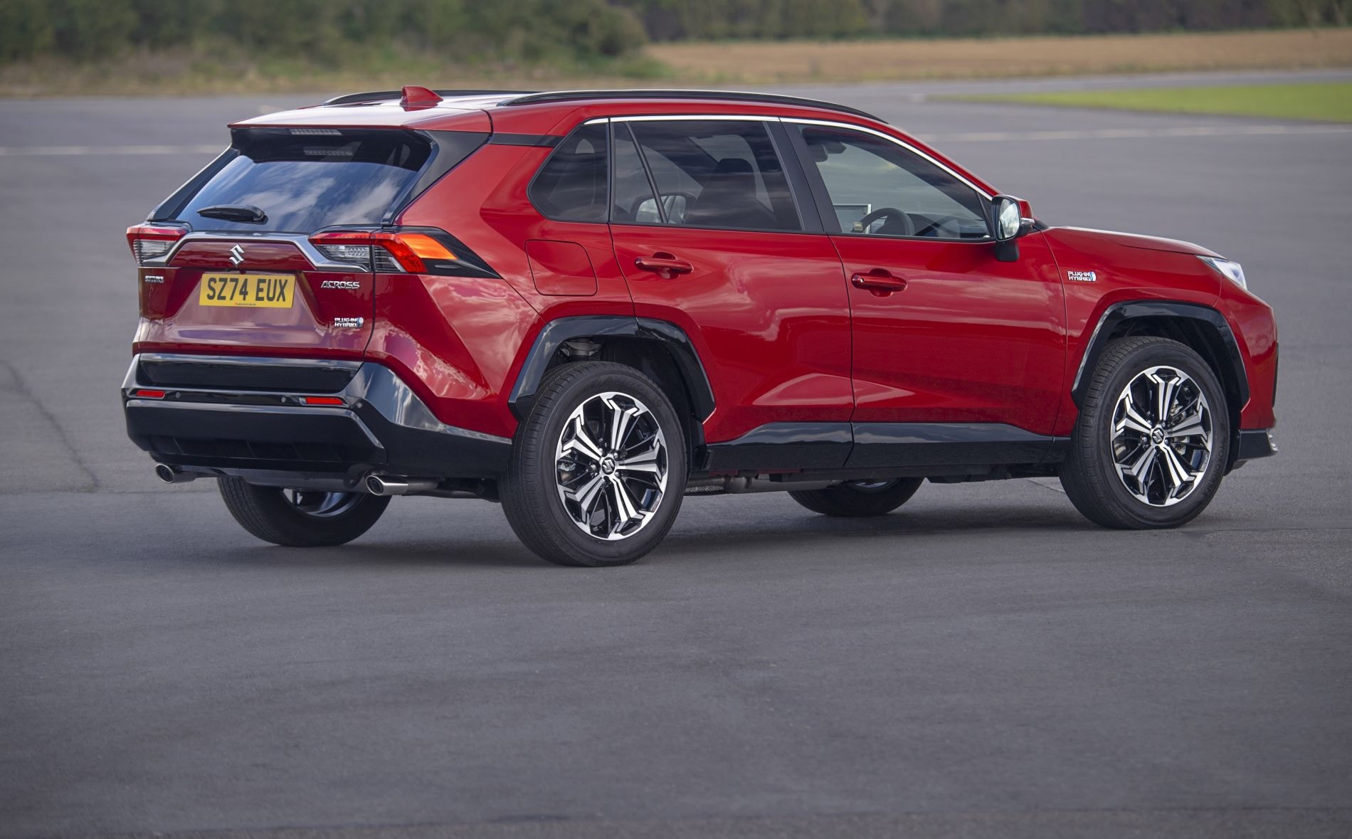 Vista frontal en un entorno urbano del Suzuki Across Híbrido, combinado elegancia y funcionalidad.