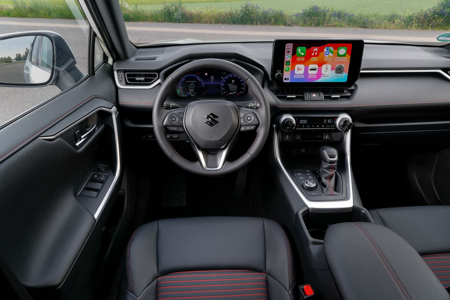 Asientos delanteros del Suzuki Across, ofreciendo soporte y confort.