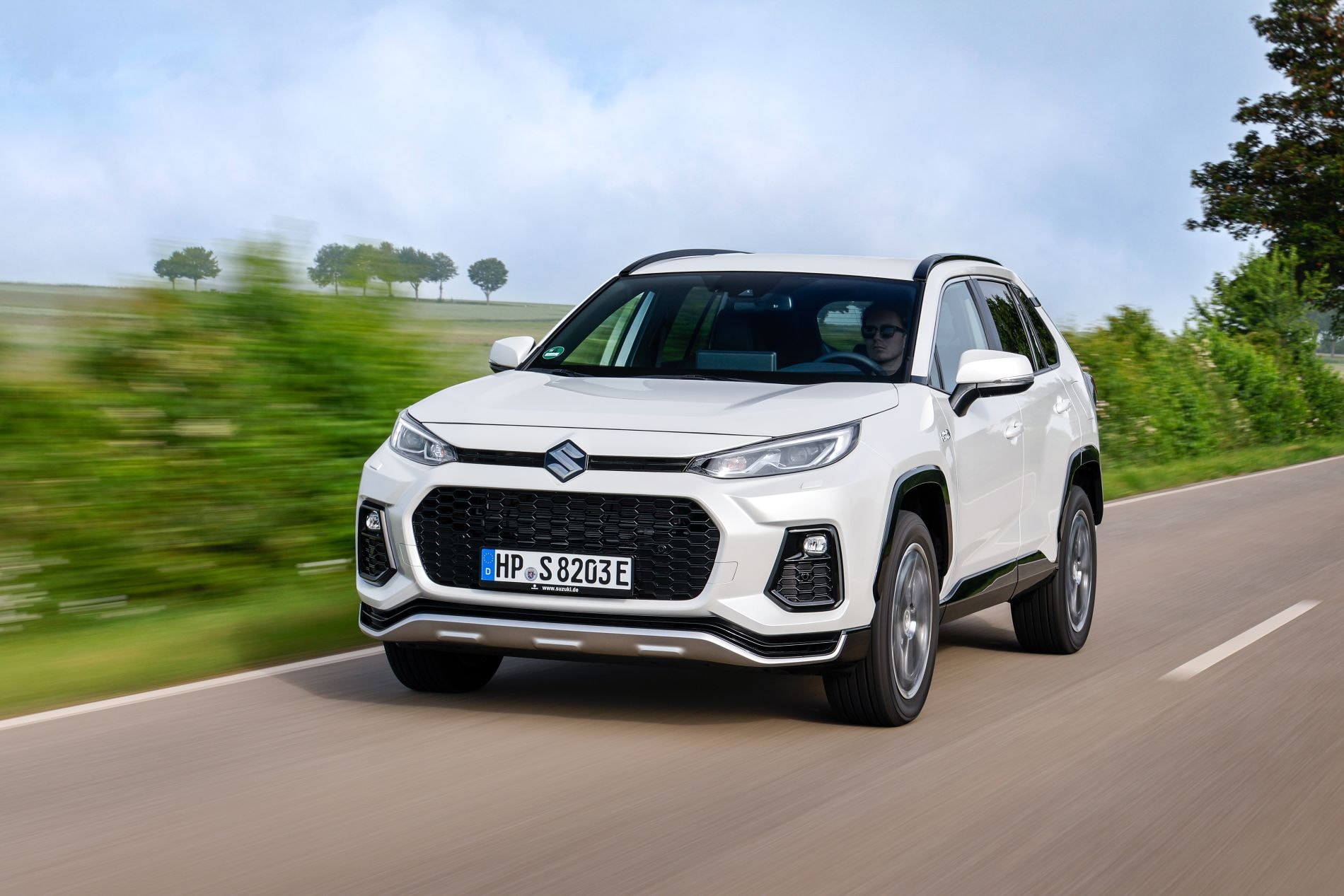 Suzuki Across conectado a una estación de carga eléctrica.