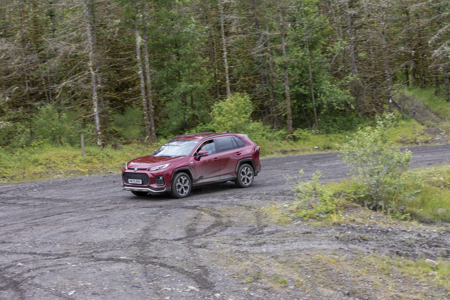 Vista trasera del Suzuki Across en una carretera.