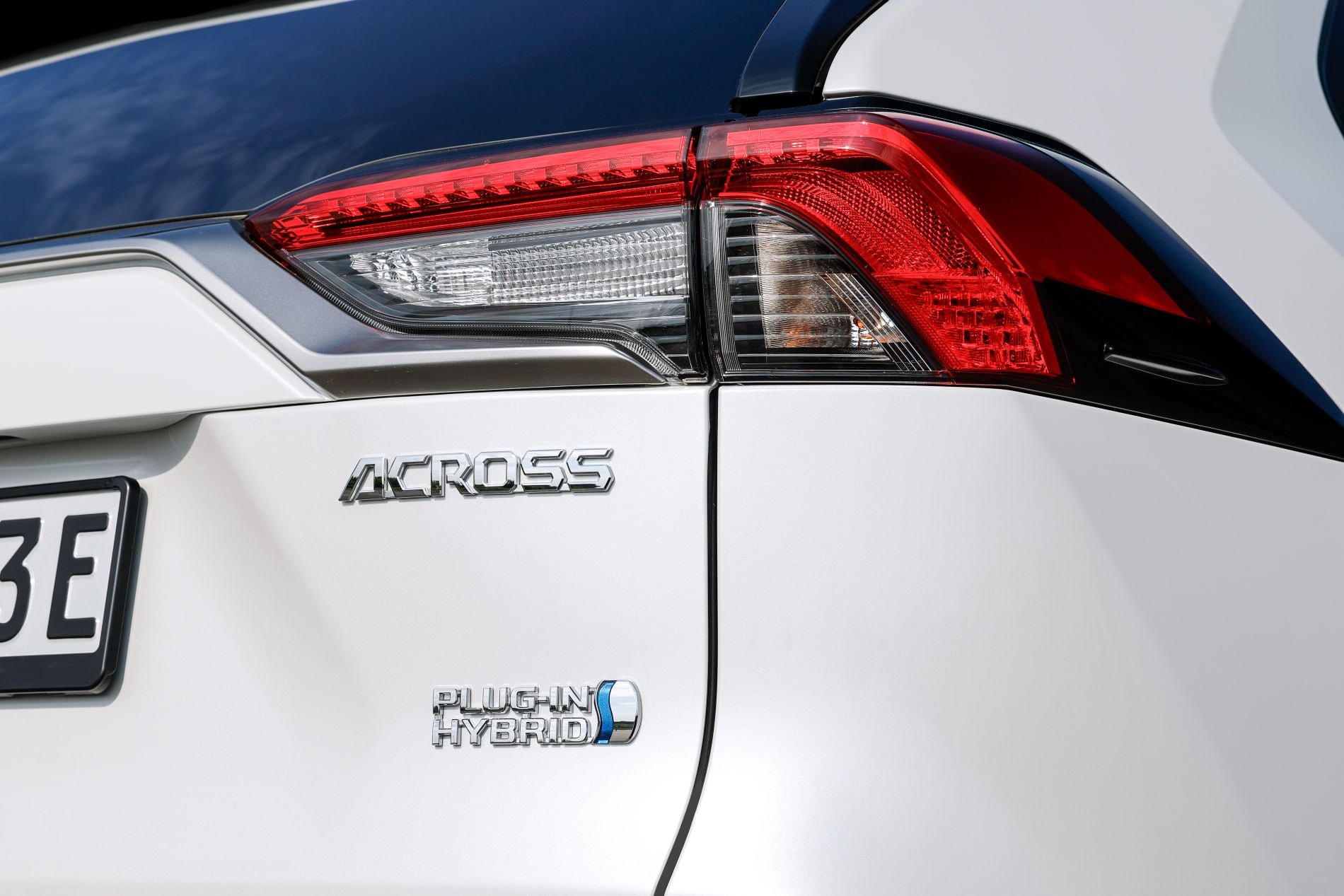 Vista dinámica del Suzuki Across en movimiento.