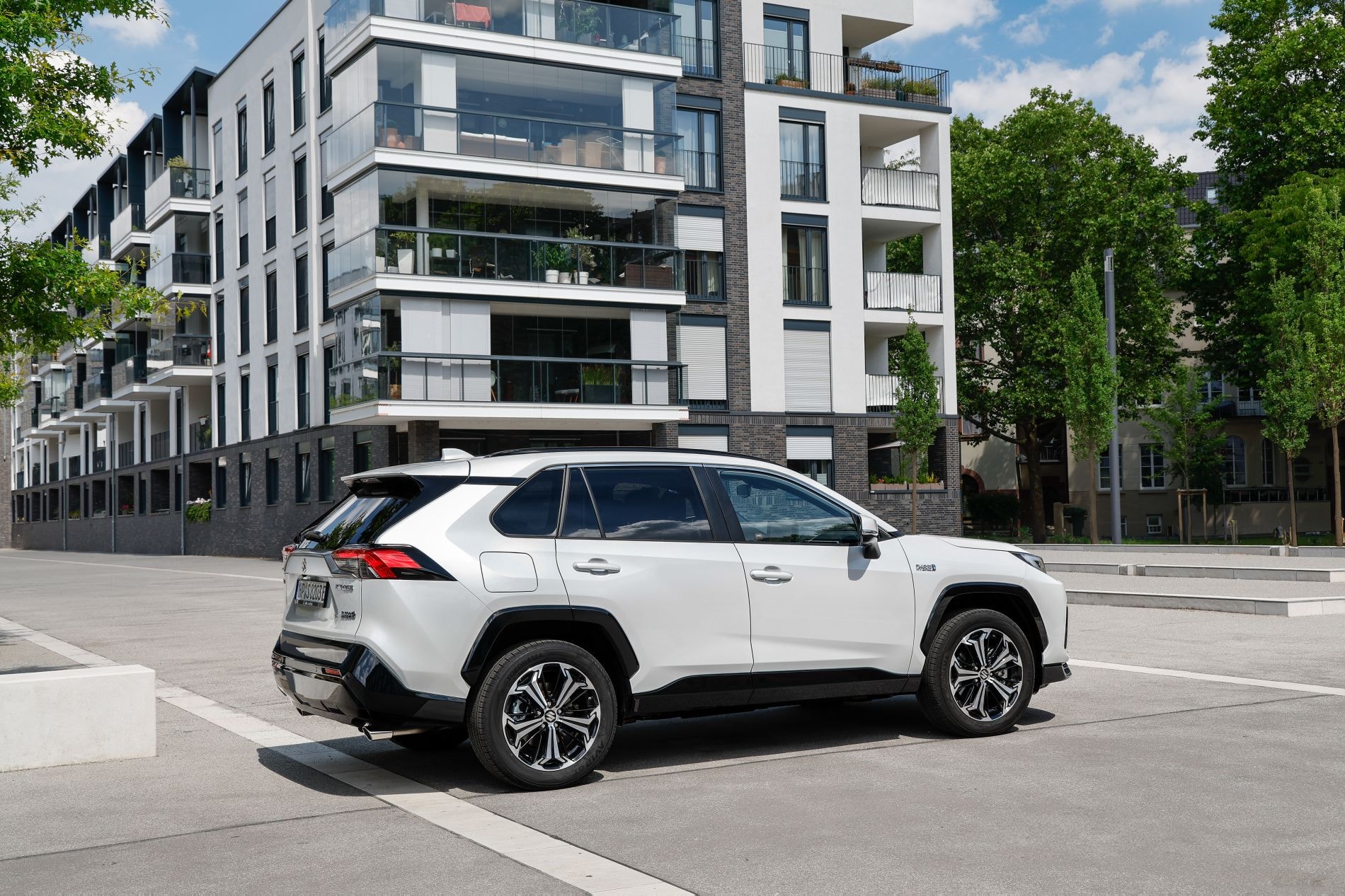 Perfil lateral del Suzuki Across, destacando su estilo robusto.