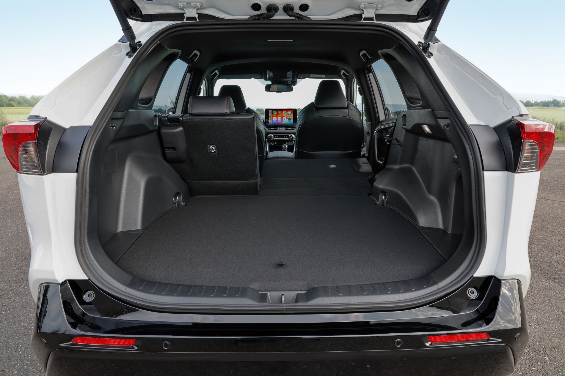 Vista delantera del Suzuki Across Híbrido, con detalles distintivos en diseño.