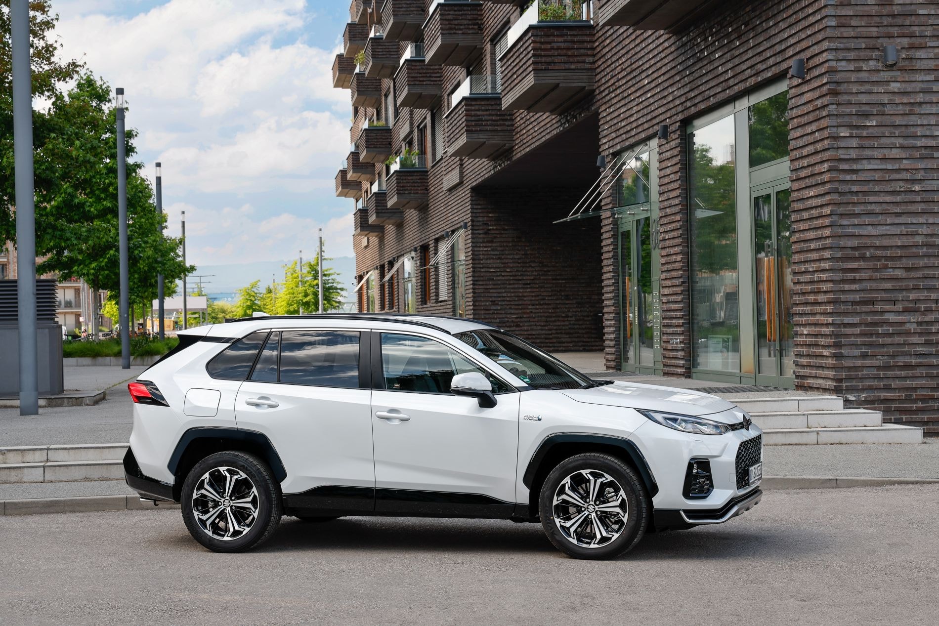 Vista lateral del Suzuki Across Híbrido, mostrando su diseño elegante y moderno.