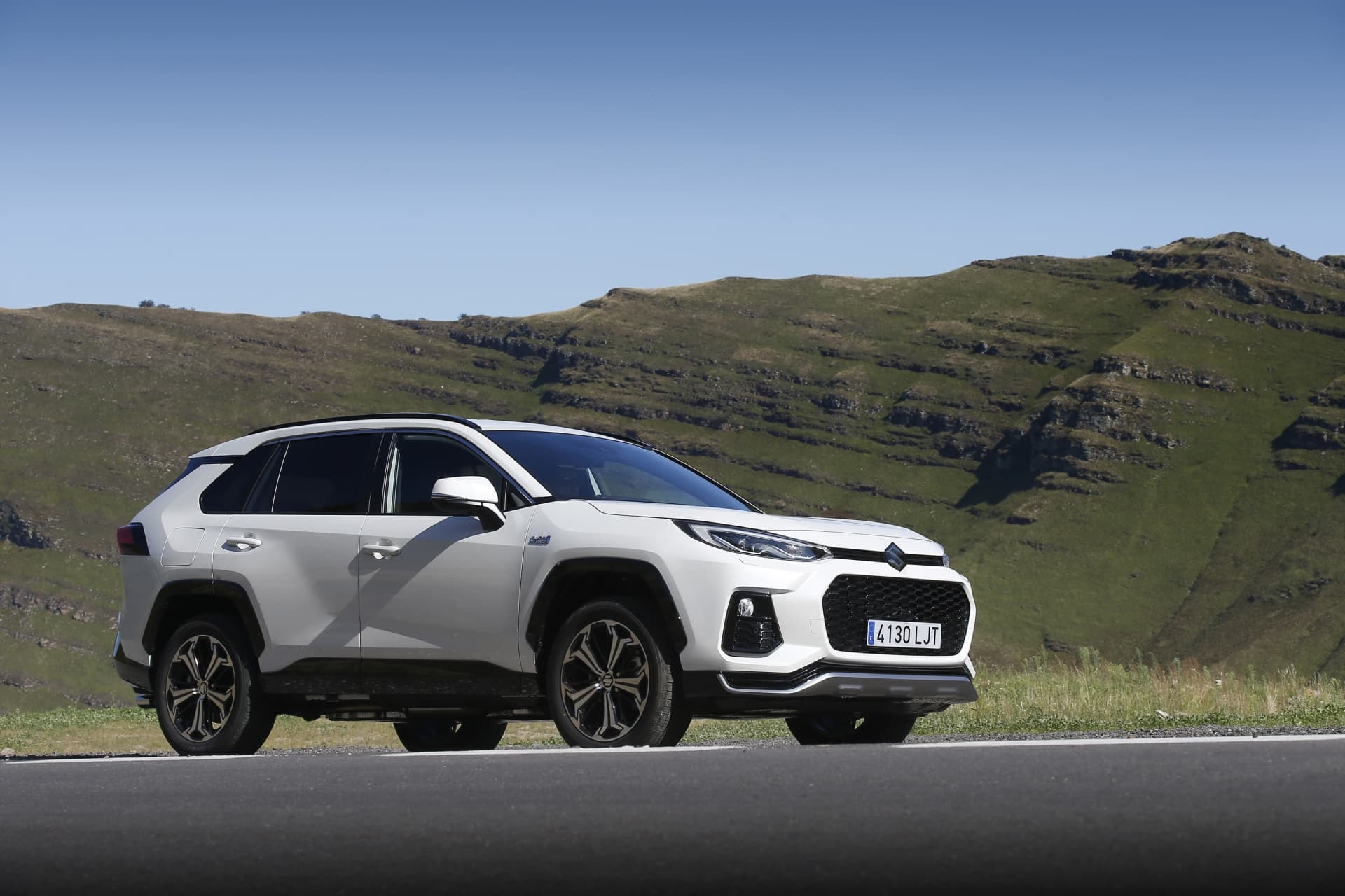 Perfil lateral del Suzuki Across híbrido resaltando el diseño y llantas.