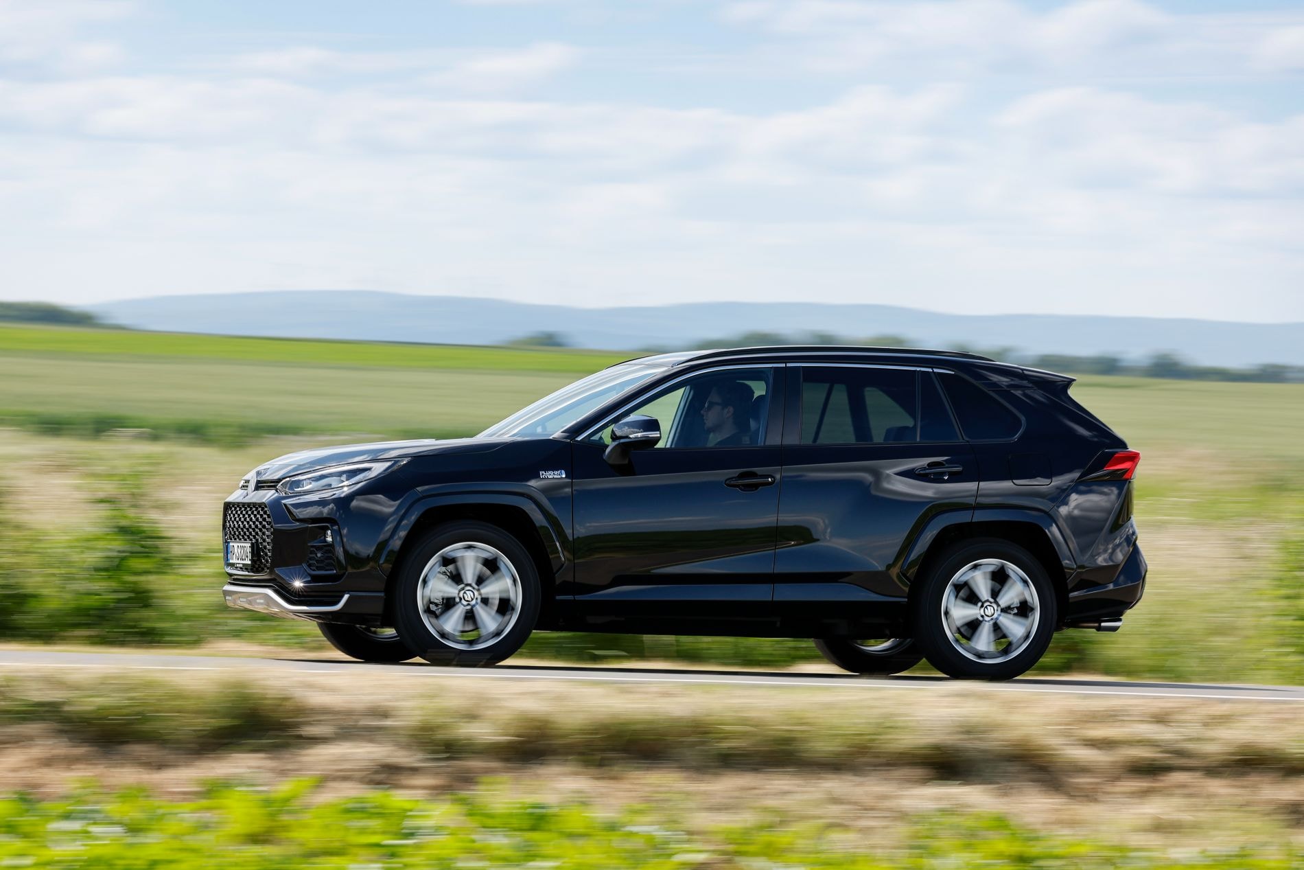 Vista lateral del Suzuki Across Híbrido, resaltando sus líneas elegantes.