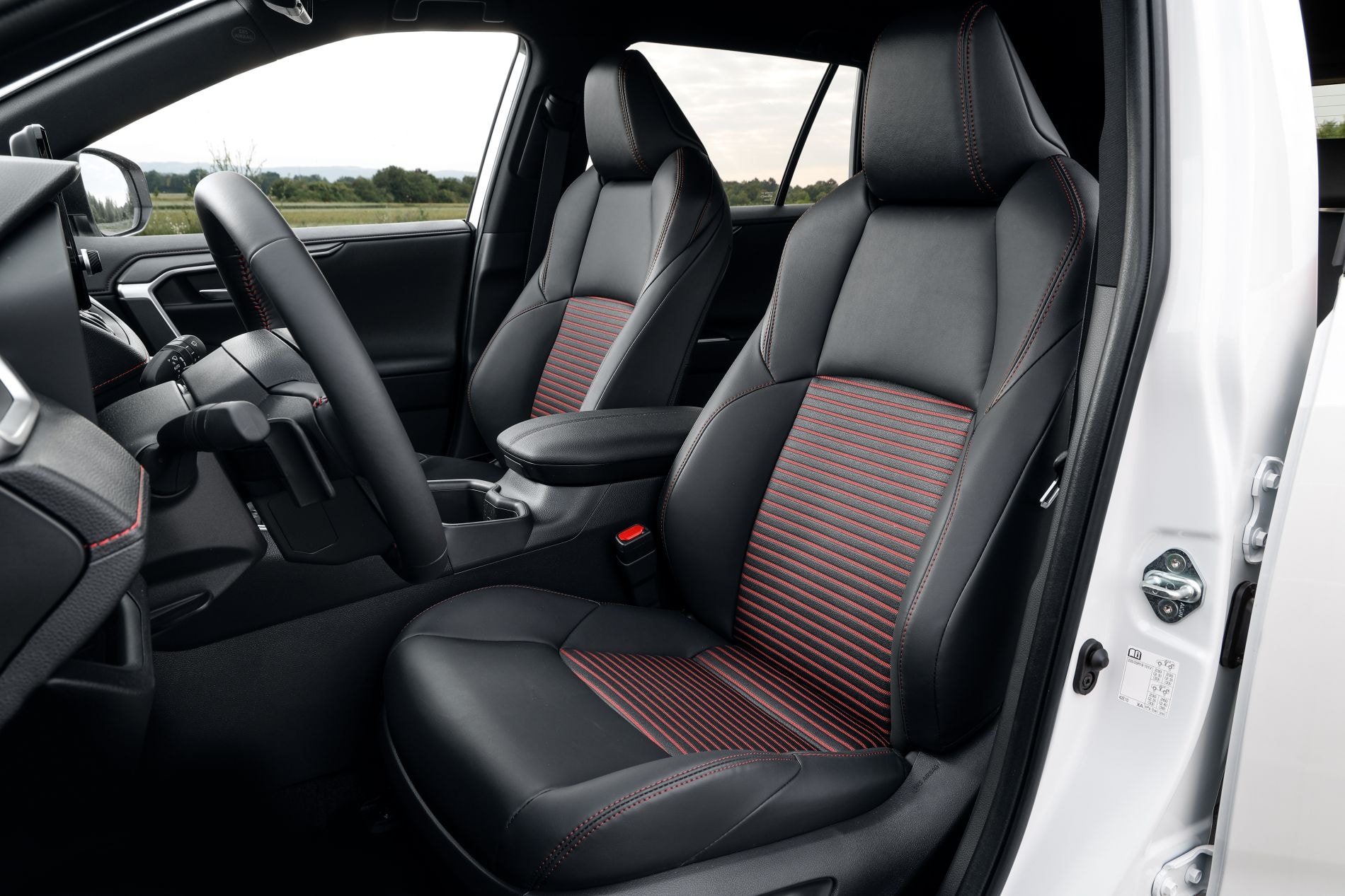 Maletero amplio del Suzuki Across, ideal para aventuras familiares.