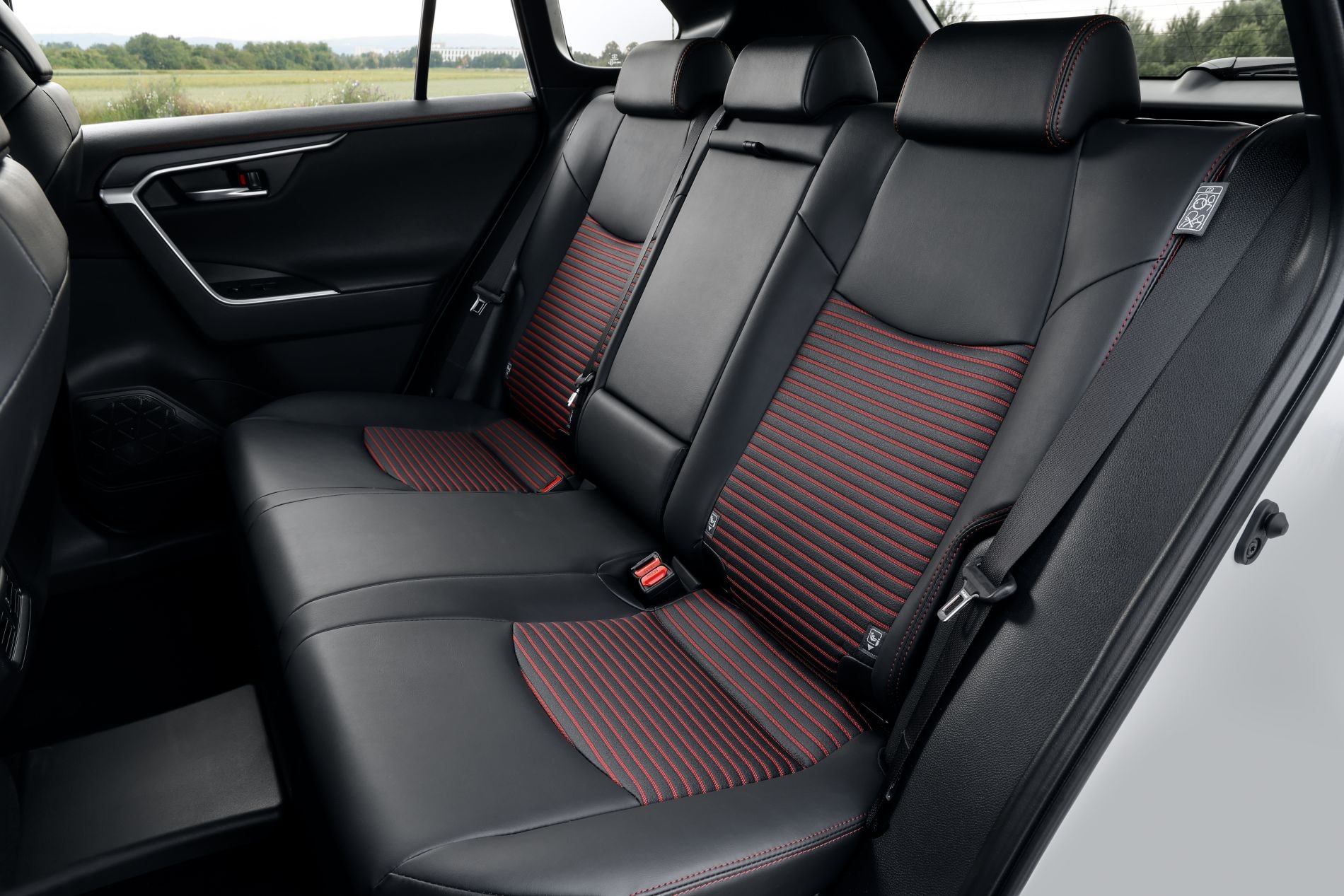 Motor híbrido del Suzuki Across, mostrando la ingeniería eficiente.