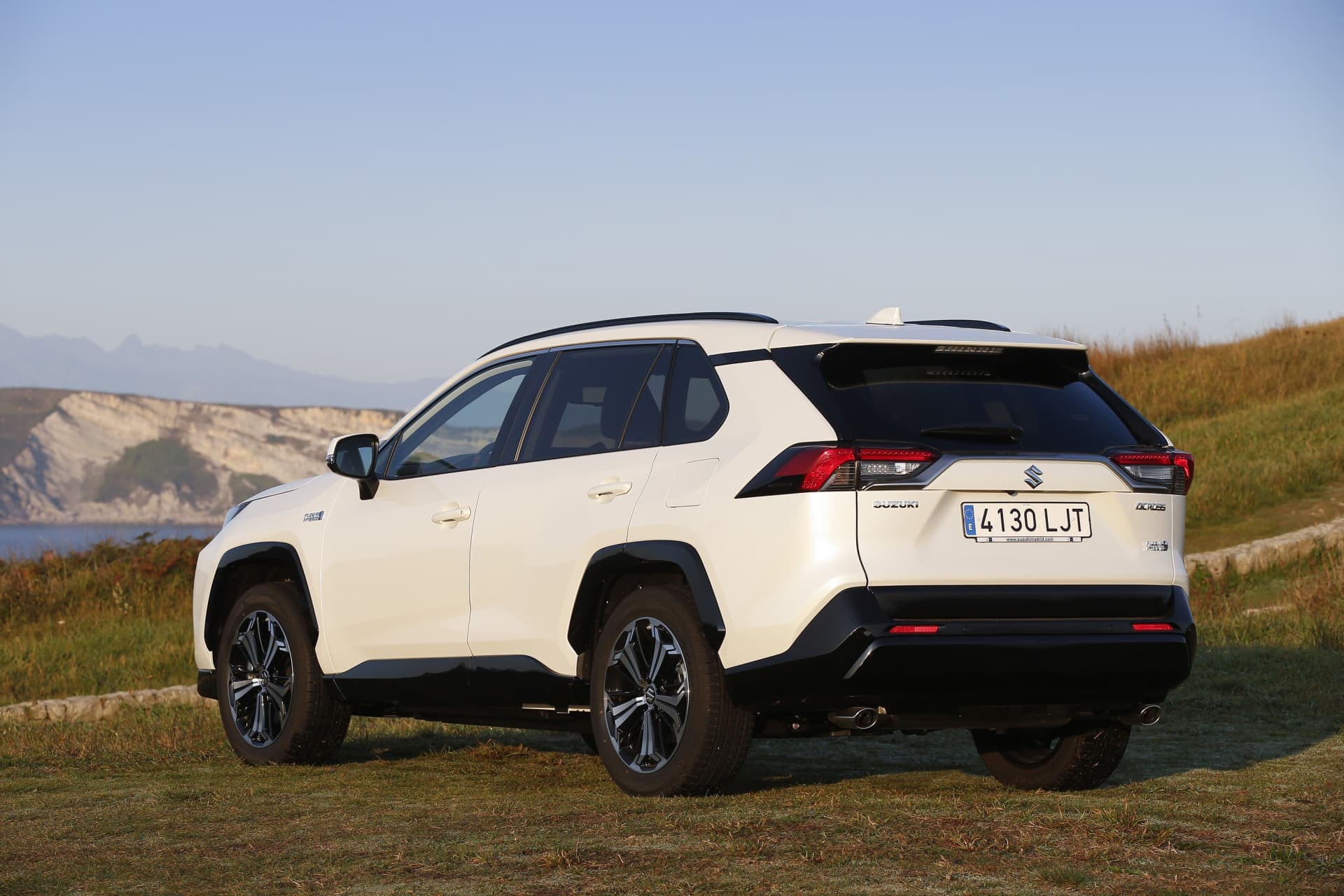 Perfil del Suzuki Across híbrido apreciando diseño robusto