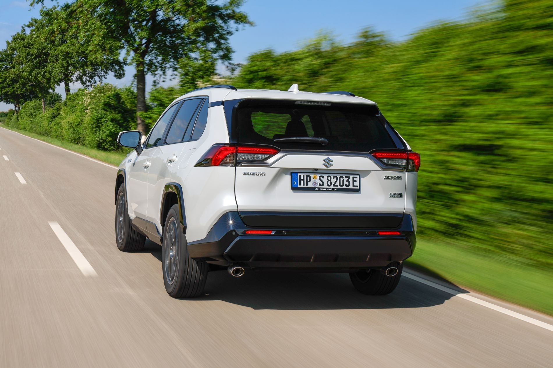 Detalle del emblema Plug-in Hybrid del Suzuki Across.