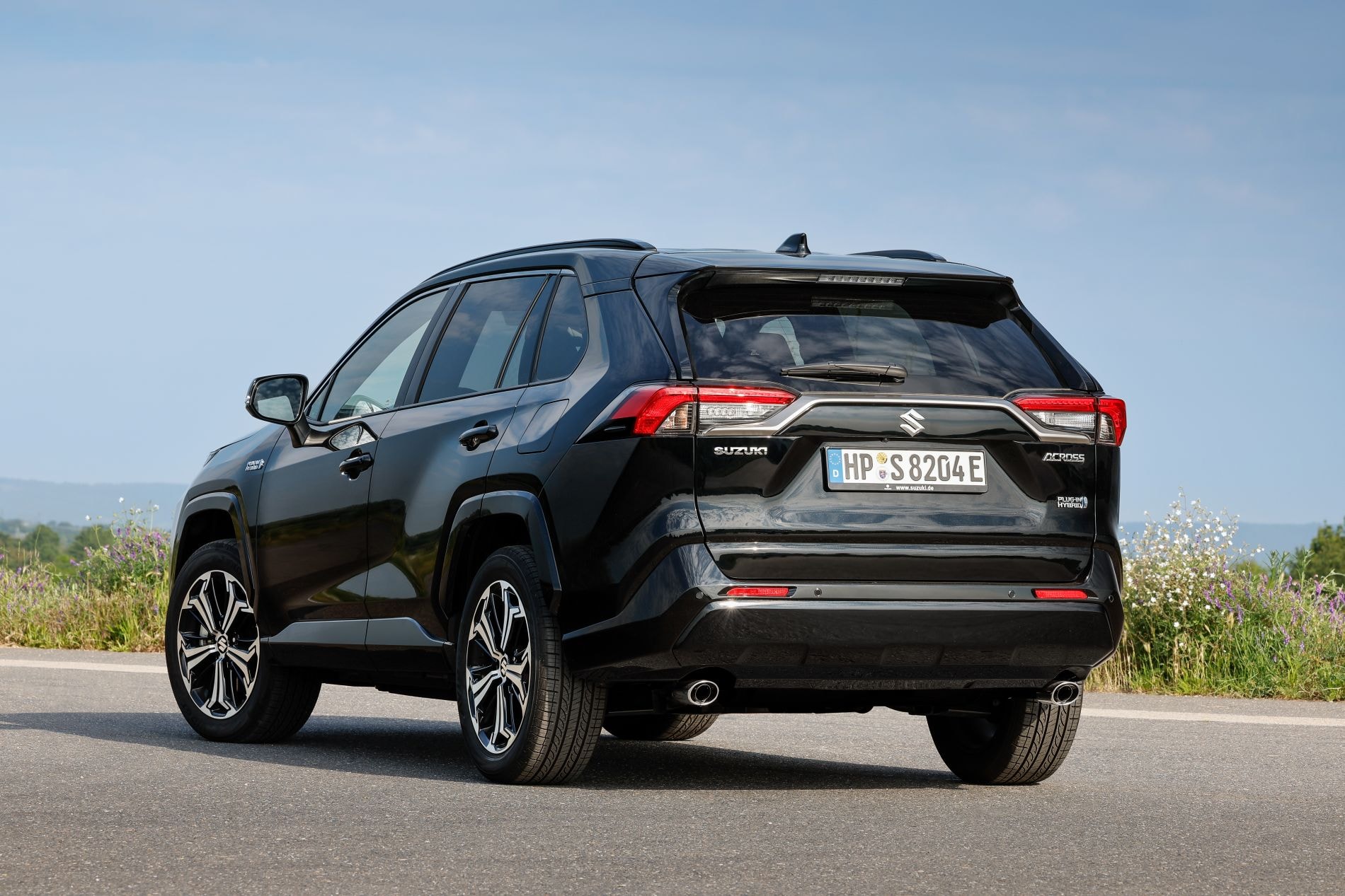 Detalles del tablero del Suzuki Across, con enfoque en la modernidad.